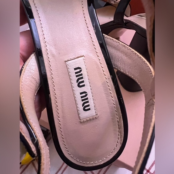 MIU MIU Platforms - Black Patent Leather Sandals with pearl and silver chain - Picture 5 of 14